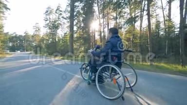 一个人坐轮椅，慢动作。